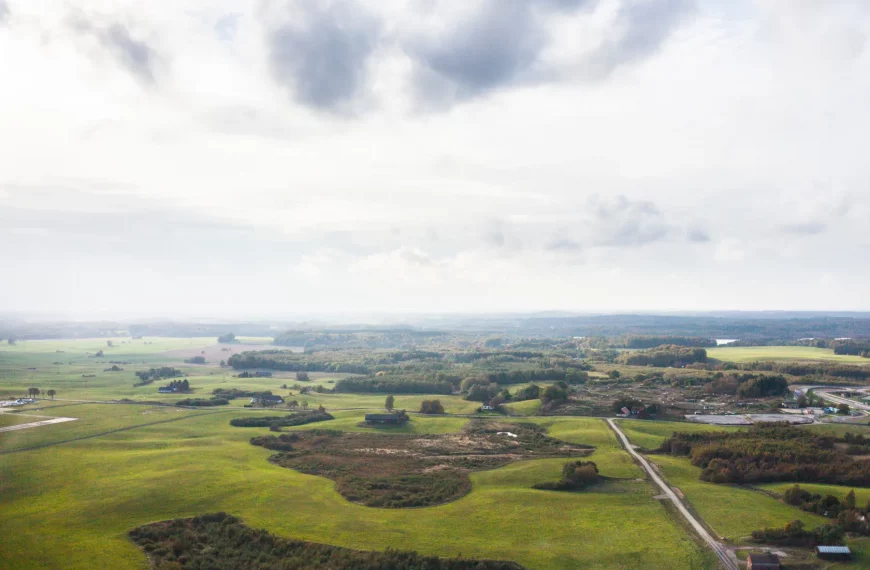 Vista aérea de campos y caminos rurales; terreno llano y despejado.