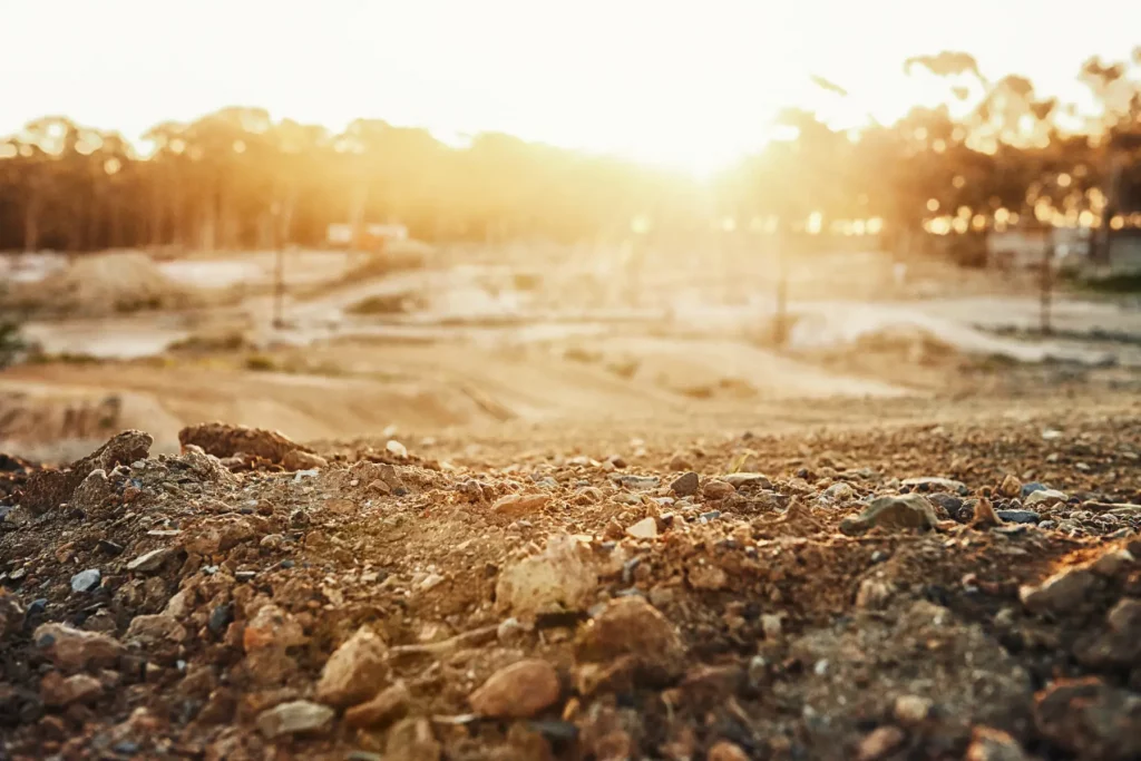 Primer plano de un tipo de terreno pedregoso y árido